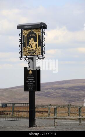 Casa pubblica e distilleria Cat e Fiddle sulla A537 A Cheshire Foto Stock