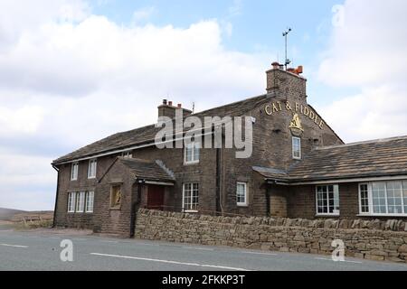 Casa pubblica e distilleria Cat e Fiddle sulla A537 A Cheshire Foto Stock