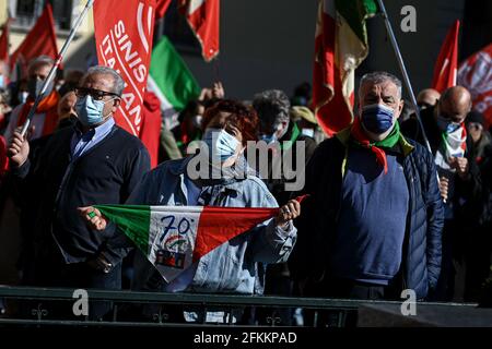 Dongo, Italia. 02 maggio 2021. Un manifestante ha una bandiera in controrprotesta in quanto i sostenitori di estrema destra commemorano la morte di Benito Mussolini e della sua amante Claretta Petacci e di altri leader fascisti a Dongo, Italia, il 2 maggio 2021 Credit: Piero Cruciatti/Alamy Live News Foto Stock