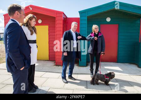 Sir Keir Starmer, candidato laburista Dr Paul Williams e vice leader laburista Angela Rayner canvasing a Seaton Carew durante l'elezione Hartlepool Bye a Seaton Carew. Foto Stock