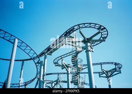 Montagne russe Cobra a Paultons Park, ower, Romesy, Hampshire, Inghilterra, Regno Unito. Foto Stock