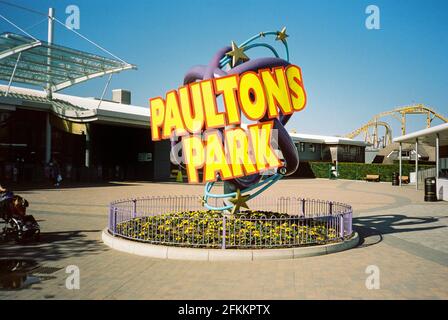 Paultons Park segno e ingresso principale, ower, Romesy, Hampshire, Inghilterra, Regno Unito. Foto Stock