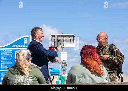 Capo del partito laburista Sir Keir Starmer inseguire per il candidato laburista Dr Paul Williams a Seaton Carew. Foto Stock