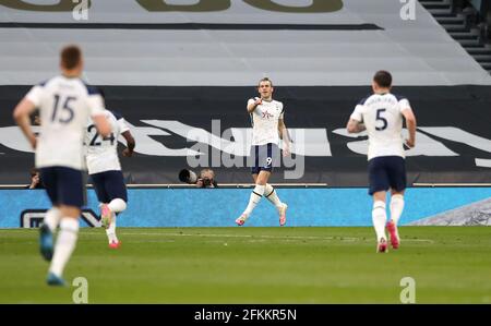 Gareth Bale di Tottenham Hotspur (centro) celebra il primo gol del loro fianco con i compagni di squadra durante la partita della Premier League al Tottenham Hotspur Stadium di Londra. Data di emissione: Domenica 2 maggio 2021. Foto Stock