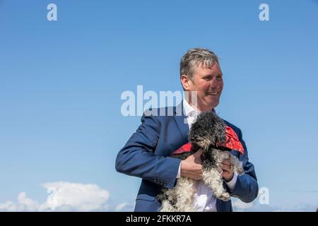 Capo del partito laburista Sir Keir Starmer inseguire per il candidato laburista Dr Paul Williams a Seaton Carew. Foto Stock