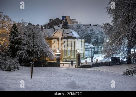 The Royal Pump Rooms, Harrogate in una serata innevata vista dai Valley Gardens Foto Stock