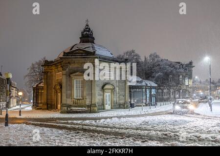 The Royal Pump Rooms, Harrogate in una serata innevata Foto Stock