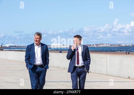 Capo del partito laburista Sir Keir Starmer inseguire per il candidato laburista Dr Paul Williams a Seaton Carew. Foto Stock