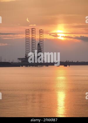 Sheerness, Kent, Regno Unito. 2 maggio 2021. Regno Unito Meteo: Tramonto a Sheerness, Kent. Credit: James Bell/Alamy Live News Foto Stock