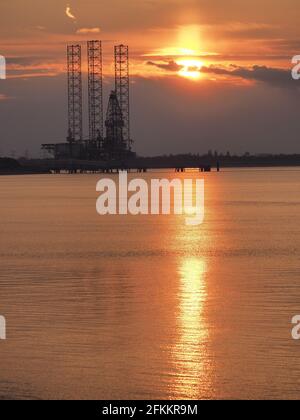 Sheerness, Kent, Regno Unito. 2 maggio 2021. Regno Unito Meteo: Tramonto a Sheerness, Kent. Credit: James Bell/Alamy Live News Foto Stock