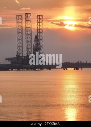 Sheerness, Kent, Regno Unito. 2 maggio 2021. Regno Unito Meteo: Tramonto a Sheerness, Kent. Credit: James Bell/Alamy Live News Foto Stock