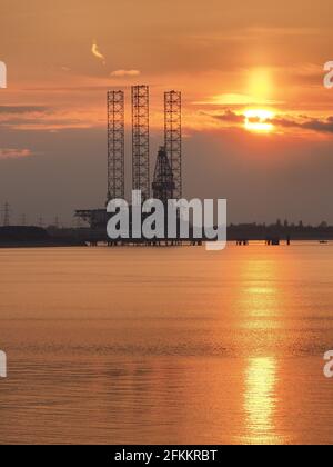Sheerness, Kent, Regno Unito. 2 maggio 2021. Regno Unito Meteo: Tramonto a Sheerness, Kent. Credit: James Bell/Alamy Live News Foto Stock