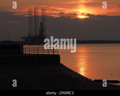 Sheerness, Kent, Regno Unito. 2 maggio 2021. Regno Unito Meteo: Tramonto a Sheerness, Kent. Credit: James Bell/Alamy Live News Foto Stock