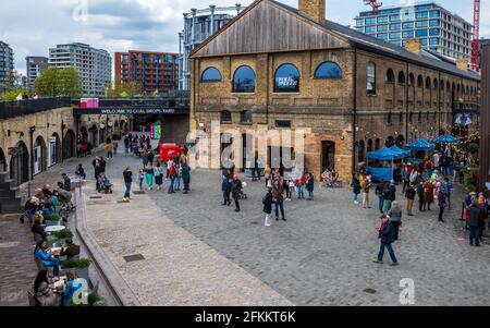 Gocce di carbone cantiere Kings Cross London - acquirenti e diners sul livello inferiore del carbone gocce di sviluppo del cantiere in Kings Cross area di Londra. Foto Stock