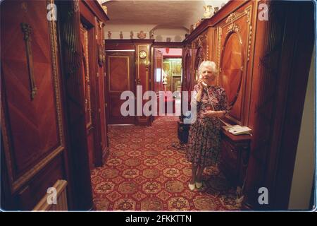 Joyce Norton a casa a Southport gennaio 1998che è montato con i pannelli e gli accessori in noce che una volta abbellito il Ristorante di prima classe della nave Olympic che era ths Nave sorella al Titanic Foto Stock