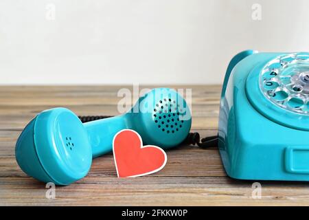 Tessera Padri Day con vecchio telefono blu e a forma di cuore etichetta su sfondo di legno Foto Stock