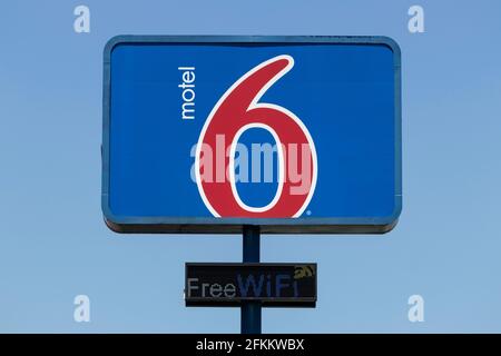 Indianapolis - circa 2021 maggio: Motel 6 proprietà. Il Motel 6 è una catena alberghiera economica gestita privatamente dal Blackstone Group Foto Stock