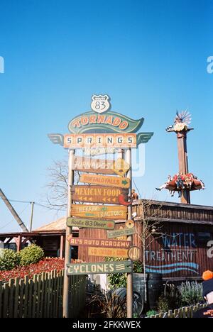 Cartello tornado Springs, Paultons Park, ower, Romsey, Hampshire, Inghilterra, Regno Unito. Foto Stock