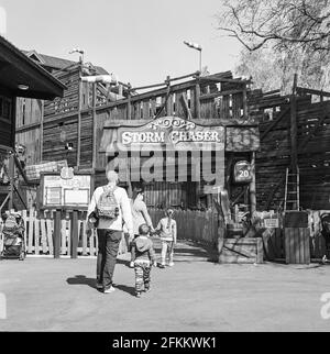 Ingresso alle montagne russe Storm Chaser, Paultons Park, ower, Romesy, Hampshire, Inghilterra, Regno Unito. Foto Stock