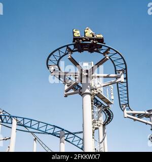 Montagne russe Cobra a Paultons Park, ower, Romesy, Hampshire, Inghilterra, Regno Unito. Foto Stock