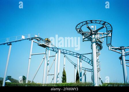 Montagne russe Cobra a Paultons Park, ower, Romesy, Hampshire, Inghilterra, Regno Unito. Foto Stock