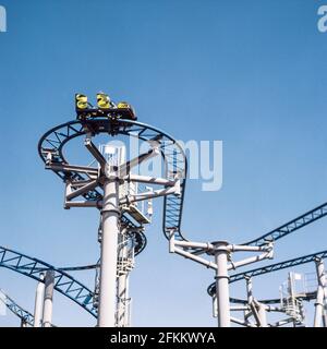 Montagne russe Cobra a Paultons Park, ower, Romesy, Hampshire, Inghilterra, Regno Unito. Foto Stock