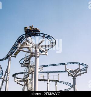 Montagne russe Cobra a Paultons Park, ower, Romesy, Hampshire, Inghilterra, Regno Unito. Foto Stock