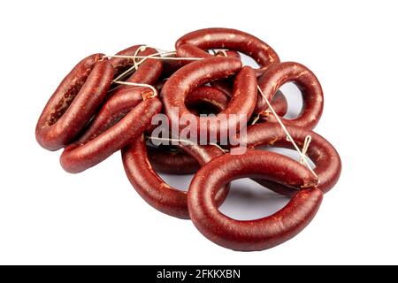 Salsiccia turca salsiccia kangal. Il soudjouk di kangal fatto in casa, isolato su uno sfondo bianco, è composto da varie miscele di spezie utilizzate nella cucina turca. Foto Stock