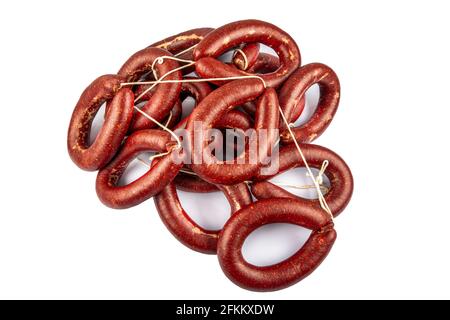Salsiccia turca salsiccia kangal. Il soudjouk di kangal fatto in casa, isolato su uno sfondo bianco, è composto da varie miscele di spezie utilizzate nella cucina turca. Foto Stock