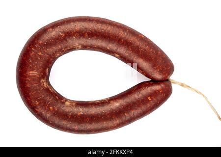 Salsiccia turca salsiccia kangal. Il soudjouk di kangal fatto in casa, isolato su uno sfondo bianco, è composto da varie miscele di spezie utilizzate nella cucina turca. Foto Stock