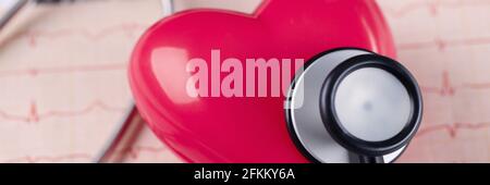 Sul tavolo si trova il cuore del cardiogramma e lo stetoscopio Foto Stock