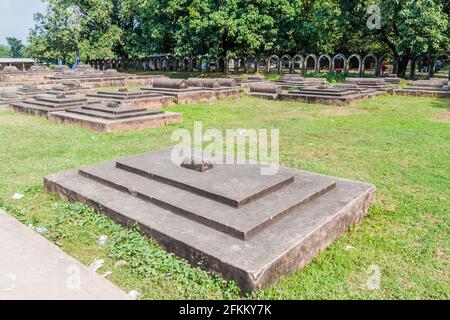 Tombe ai terreni della Moschea di Choto Shona piccolo d'oro Moschea in Bangladesh Foto Stock