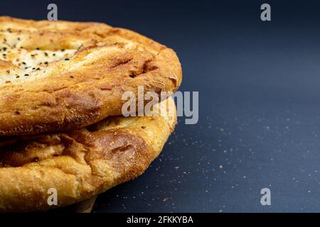 Tradizionale turco Ramadan Pita aka Ramazan Pidesi su sfondo nero Foto Stock