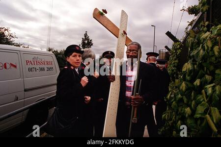 Incidente ferroviario di Paddington ottobre 1999A wellwisher arriva al sito del crash ferroviario a porre il suo tributo Foto Stock