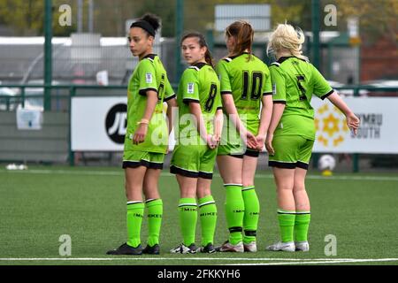 Ystrad Mynach, Galles. 2 maggio 2021. Il muro difensivo delle donne Boldmere St Michaels per un calcio di punizione durante la partita di calcio femminile tra fa Women's National League Southern Premier Division Cardiff City Ladies e fa Women's National League Division One Midlands Boldmere St Michaels Women al CCB Center for Sporting Excellence di Ystrad Mynach, Galles, Regno Unito il 2 maggio 2021. Credit: Duncan Thomas/Majestic Media/Alamy Live News. Foto Stock