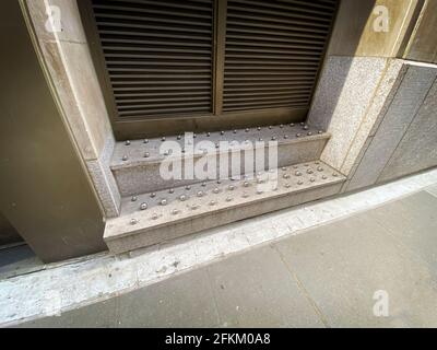New York, NY, Stati Uniti d'America - 3 maggio 2021: Un passo che è stato trasformato in un piccolo do-not-sit stoop Foto Stock