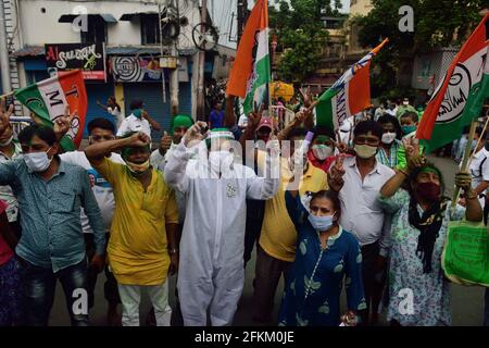 Kolkata, India. 02 maggio 2021. I sostenitori del Congresso Trinamul celebrano la vittoria di TMC con 215 posti su 292 che sconfiggono il Bharatiya Janata Party alle elezioni del Bengala Occidentale 2021.a causa delle situazioni di Covid non ci sarà alcun rally di vittoria come annunciato dalla commissione elettorale. (Foto di Sumit Sanyal/SOPA Images/Sipa USA) Credit: Sipa USA/Alamy Live News Foto Stock