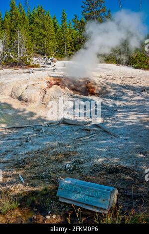 Puff n stuff geyser prima di un'eruzione nel Norris Geyser Basin a Yellowstone Foto Stock