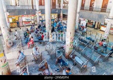 DHAKA, BANGLADESH - 2 NOVEMBRE 2016: Interno del terminal degli autobus di Sayedabad a Dhaka. Foto Stock