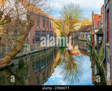 Bruges (Brugge) canale al tramonto con architettura medievale, Fiandre Occidentali, Belgio. Foto Stock