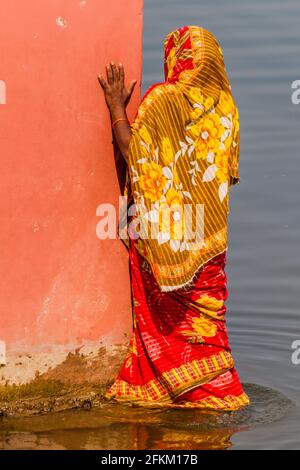 SONA MASJID, BANGLADESH - 11 NOVEMBRE 2016: Donna locale ai terreni delle rovine del Palazzo Tahkhana in Bangladesh Foto Stock