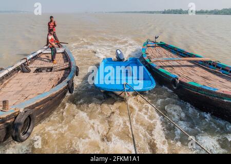 RUPSA, BANGLADESH - 13 NOVEMBRE 2016: Piccole imbarcazioni trainate da M. V. DINGHY nave del Bengala Tours Ltd. A Sundarbans, Bangladesh Foto Stock