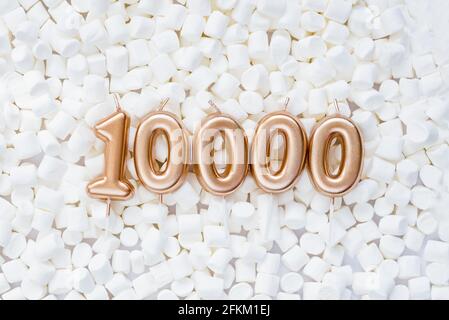 carta di 10000 follower. Modello per social network, blog. Sfondo con marshmallows bianchi. Banner per la celebrazione dei social media. 10.000 community online f Foto Stock