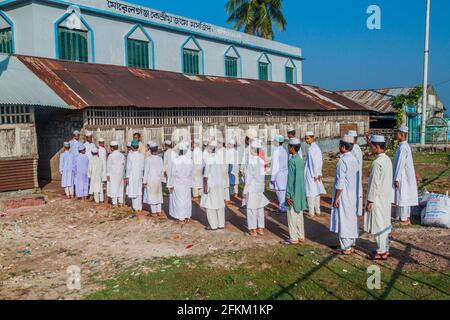 MORRELGANJ, BANGLADESH - 19 NOVEMBRE 2016: I ragazzi della scuola si riuniscono al mattino, dove cantano l'inno nazionale e recitano il Corano. Foto Stock