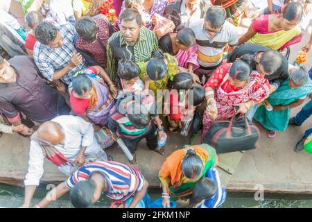 HULARHAT, BANGLADESH - 19 NOVEMBRE 2016: Passeggeri che salgano a bordo di una nave fluviale al molo di lancio di Hularhat Ghat, Bangladesh Foto Stock