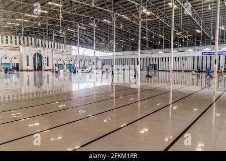 DHAKA, BANGLADESH - 20 NOVEMBRE 2016: Interno della Moschea Nazionale di Mukarram a Dhaka, Bangladesh Foto Stock