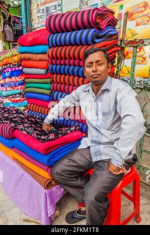 DHAKA, BANGLADESH - 20 NOVEMBRE 2016: Venditore di abbigliamento di strada a Dhaka, Bangladesh Foto Stock