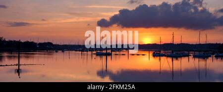 Swanick, Regno Unito - 15 gennaio 2021: Tramonto invernale sul fiume Hamble da Lower Swanick Quay, Hampshire, Regno Unito Foto Stock