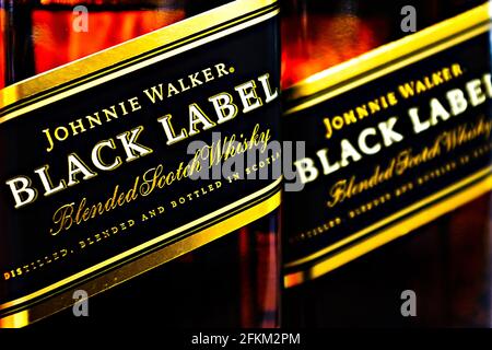 Foto editoriale selettiva messa a fuoco di Johnnie Walker Black Label Scotch Bottiglie di whisky - un marchio di whisky scozzese Foto Stock