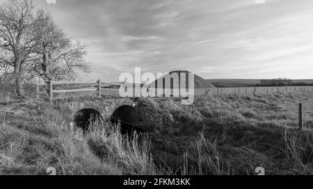 Avebury, Regno Unito - 23 aprile 2021: Tramonto su Old Silbury Hill vicino ad Avebury, nel Wiltshire, Regno Unito Foto Stock